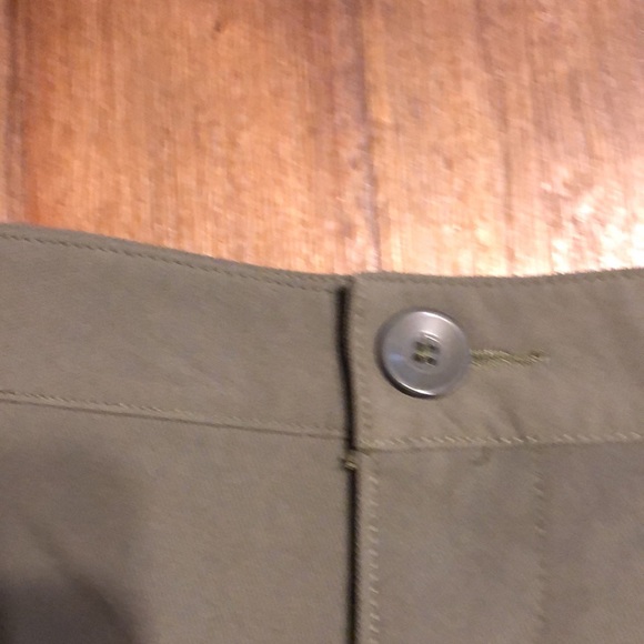 Under Armour flat front olive green golf shorts size 38 GUC - Picture 3 of 6